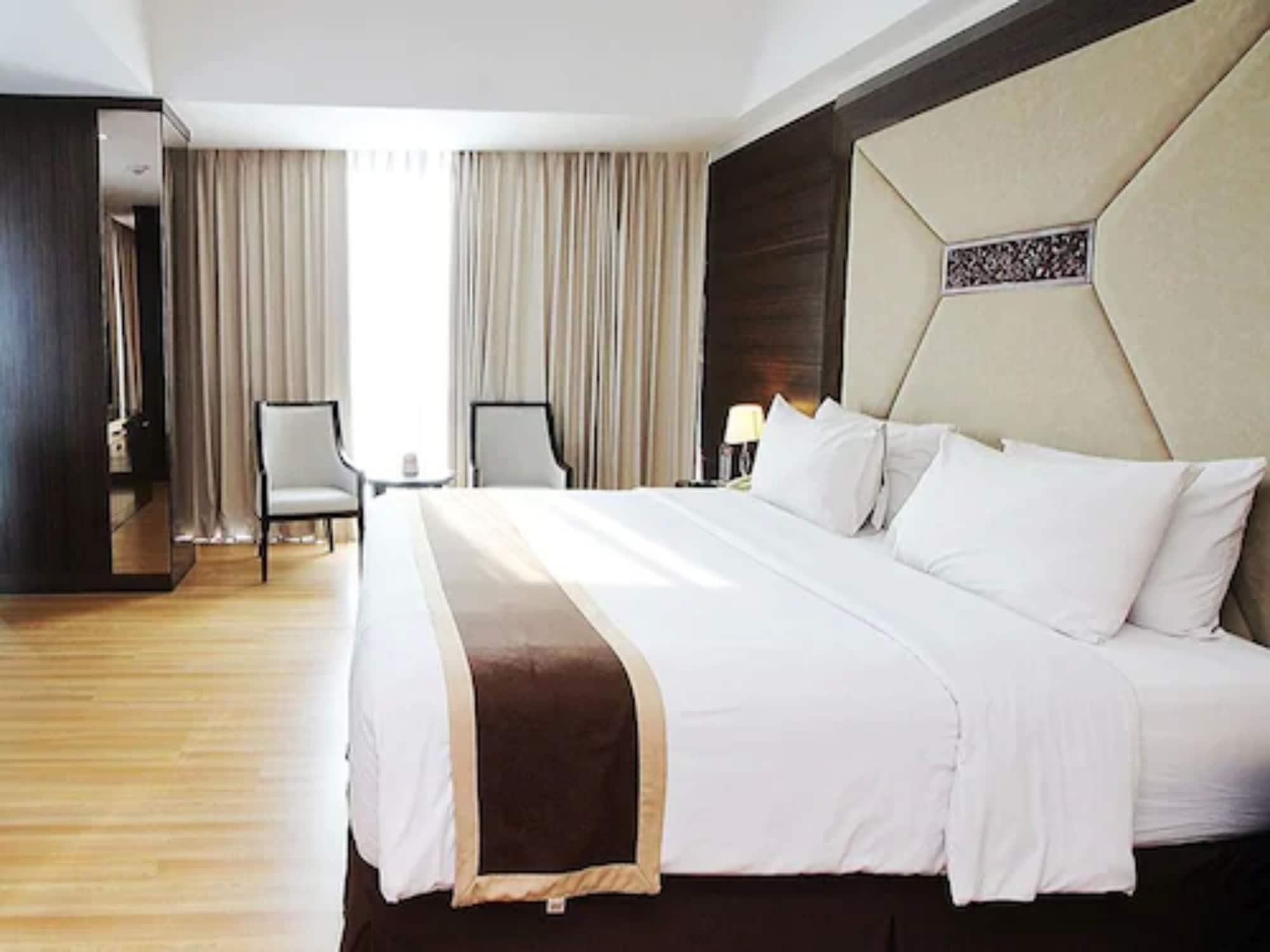 Java Palace Hotel Cikarang Exterior foto